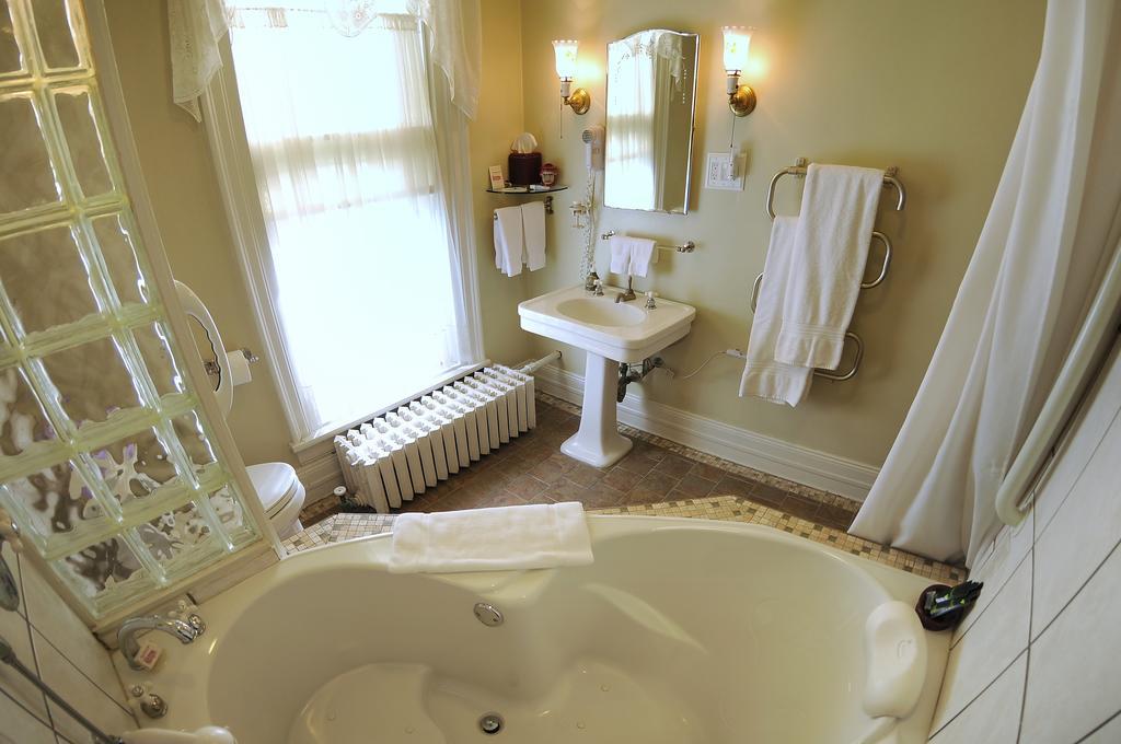 Deluxe Queen Suite